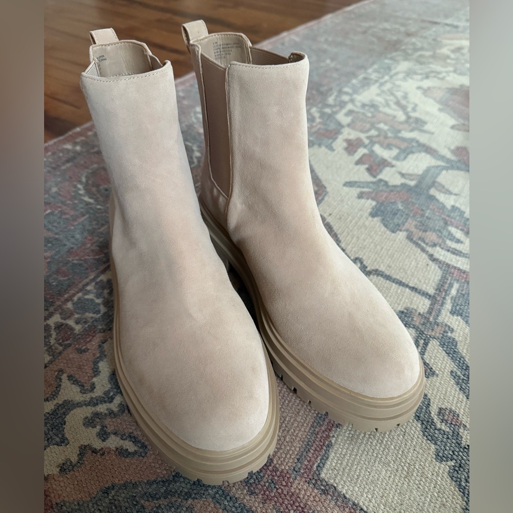 Women's Gianni Bini Cream Chelsea Boots